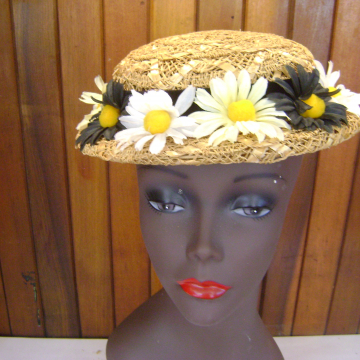Straw Fascinator with Daisies